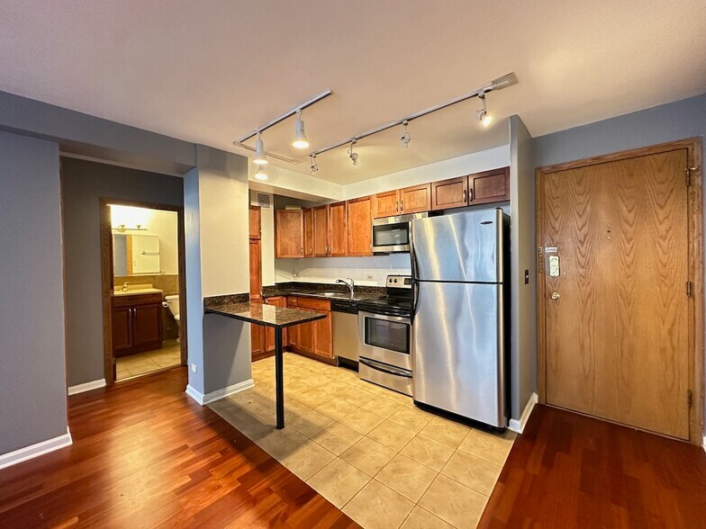 Building Photo - 4180 N Marine Dr