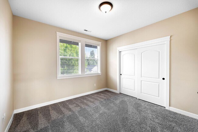 Building Photo - Beautiful Gated Fisher’s Landing Townhome with 4 Bedrooms, Gas Fireplace & Central AC