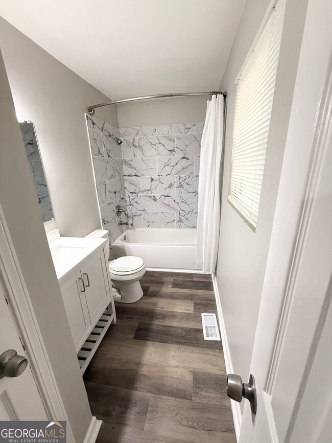 Building Photo - 207 Custer Cir