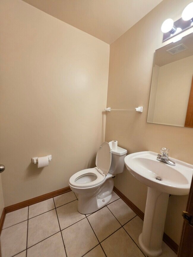 Building Photo - 3959 Blackstone Dr