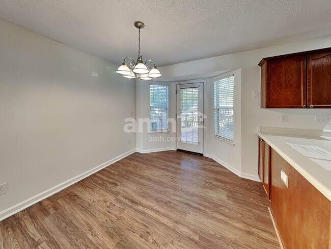 Building Photo - 3402 Mayhurst Dr