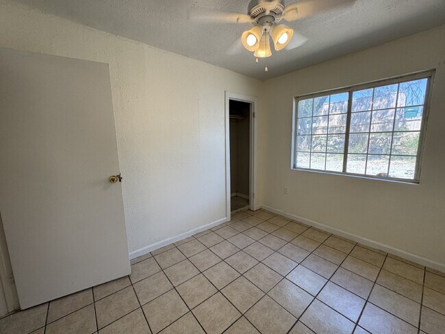 Building Photo - Fourplex one bedroom unit is ready to move...