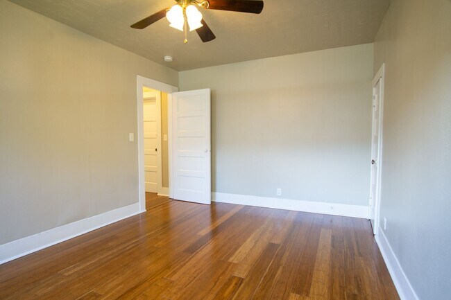 Building Photo - John's Landing 2nd Floor 1Bdr w/Hardwoods,...