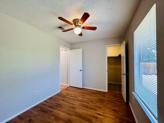 Building Photo - 12211 Dundee Dr