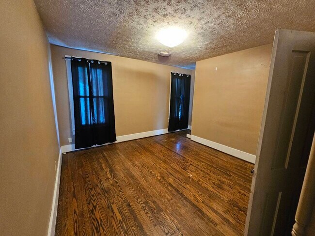 Building Photo - 528 N Madriver St