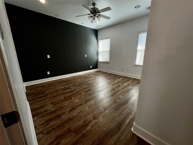 Building Photo - 312 Mission Ln