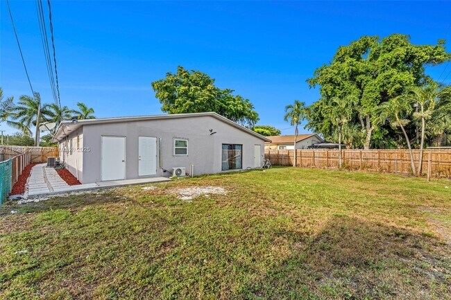 Building Photo - 820 SW 12th Ct