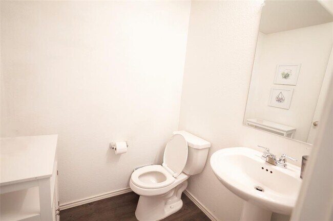 Building Photo - 105 Comet Dr