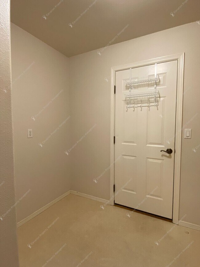 Building Photo - Spacious single-level 3 BR + office in NE ...