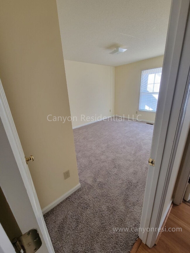 Building Photo - Beautiful 3b, ready to move in!