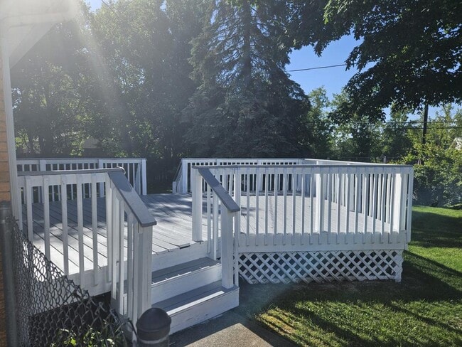Building Photo - 212 Maevi Dr