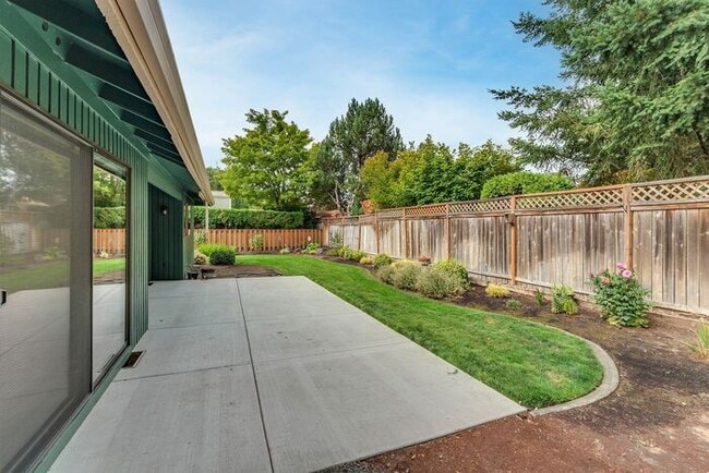 Building Photo - Single Level Ranch Style Home in Singing Woods!