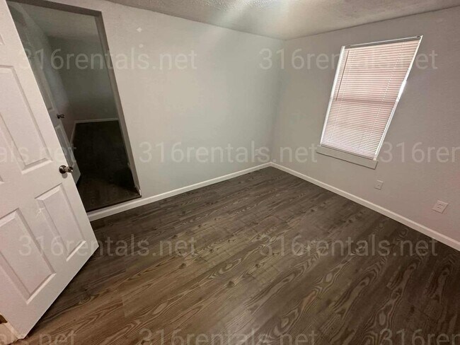 Building Photo - $1200 - 4 bedroom/ 2 bathroom - Single Fam...