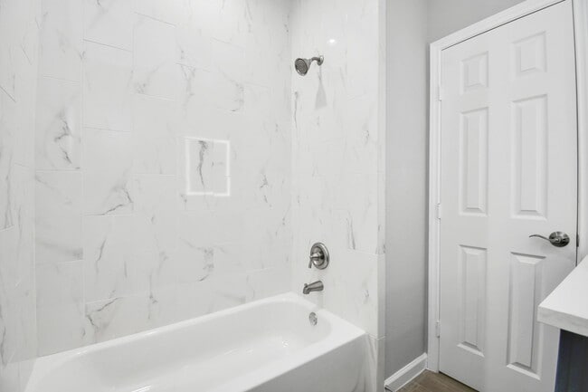 Building Photo - 5941 Southlea St