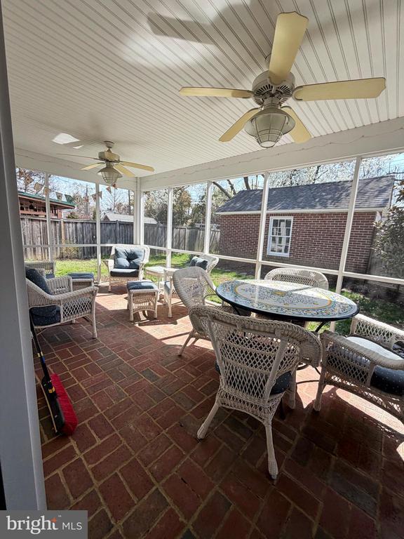 Building Photo - 12 W Oak St