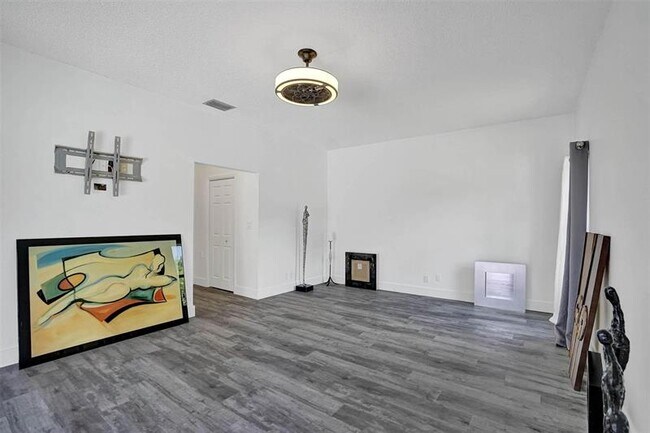Building Photo - 16610 Royal Poinciana Ct