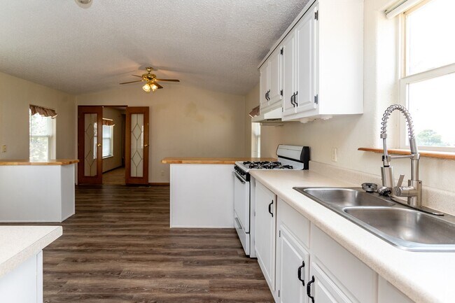 Building Photo - Charming Home on a Spacious Lot with No HOA!