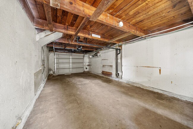 Building Photo - Bright & Beautiful 2BR Apartment Near Plea...