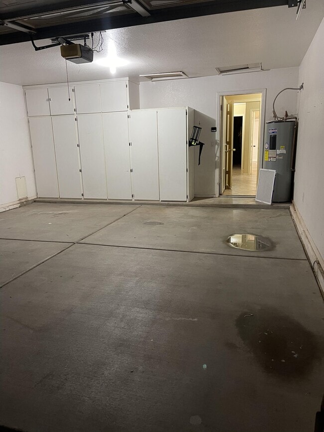 Building Photo - 922 W Sierra Madre Ave