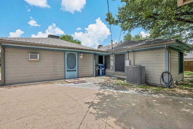 Building Photo - 1030 Walton Dr