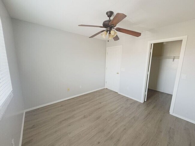 Building Photo - Large 4Bedrooms- 3Bath Home!!!