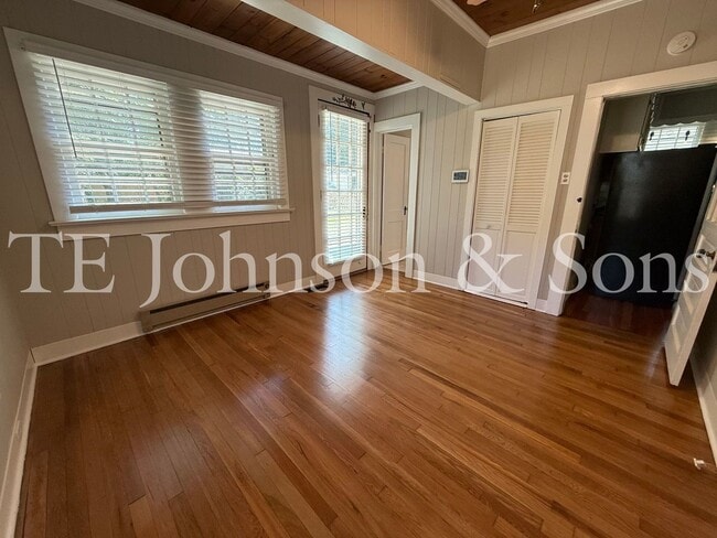 Building Photo - 817 S Hawthorne Rd