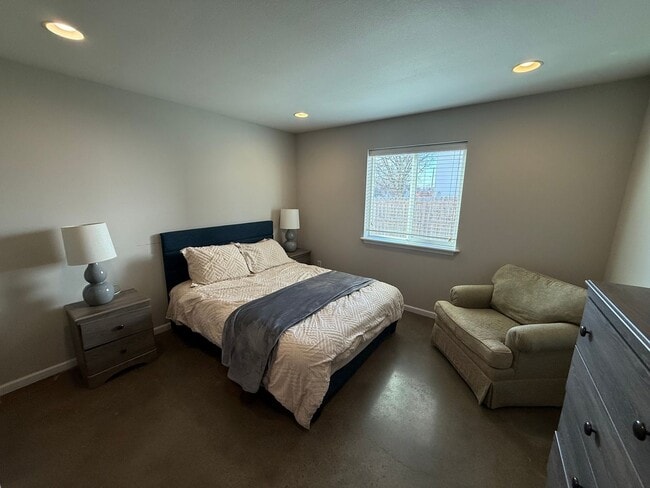 Building Photo - Nowells Subdivision Town Homes - Fully Furnished and Utilities Included