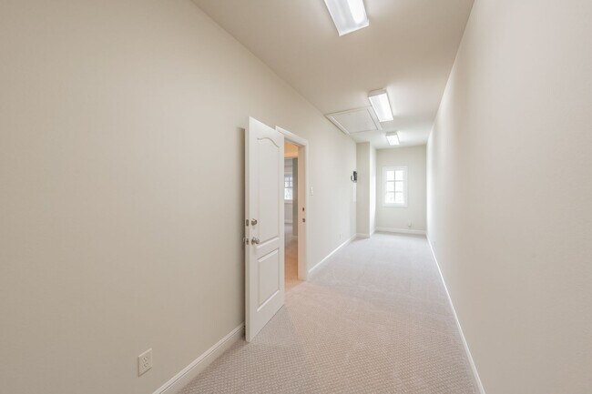 Building Photo - Beautiful Monticello Town Home!!!