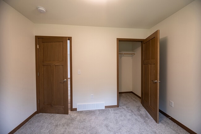 Building Photo - 925 Green Pastures Trl