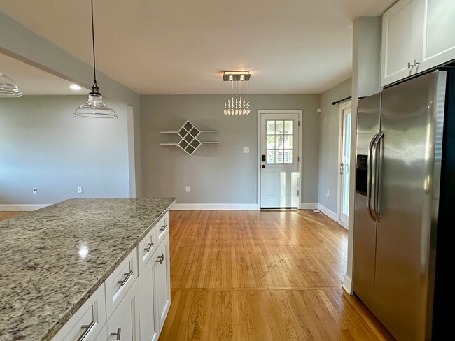 Building Photo - 5 Bedrooms 3 Bathrooms! Parking! Pets Welc...