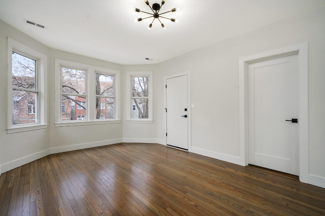 Building Photo - 2137 N Maplewood Ave
