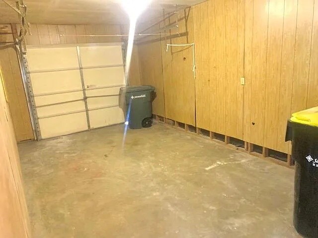 Building Photo - 21 Greenbriar Dr