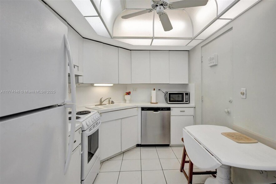 Building Photo - 3111 N Ocean Dr