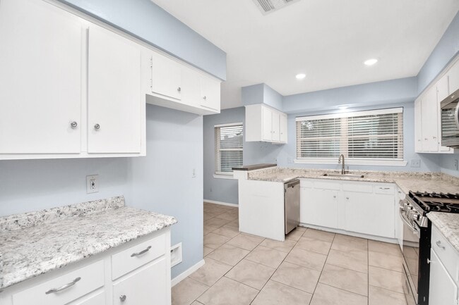 Building Photo - 8022 Sharpview Dr