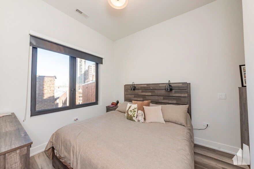 Building Photo - 2322 N Clark St