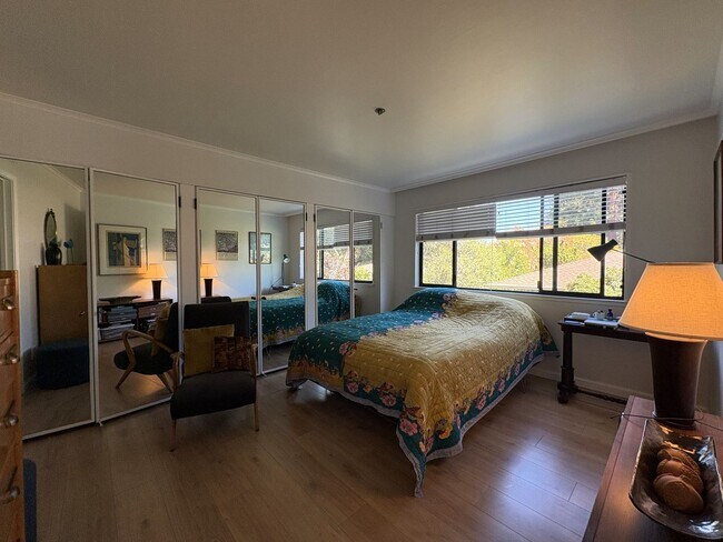 Building Photo - Beautiful 2-Bedroom Corner Condo in Downtown Palo Alto