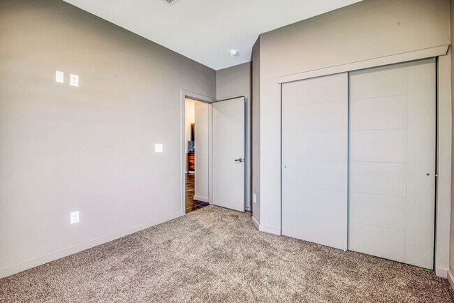 Building Photo - Beautiful East side House 4 bed-2.5 baths, part of The Overlook Casa Club that includes Swimming ...