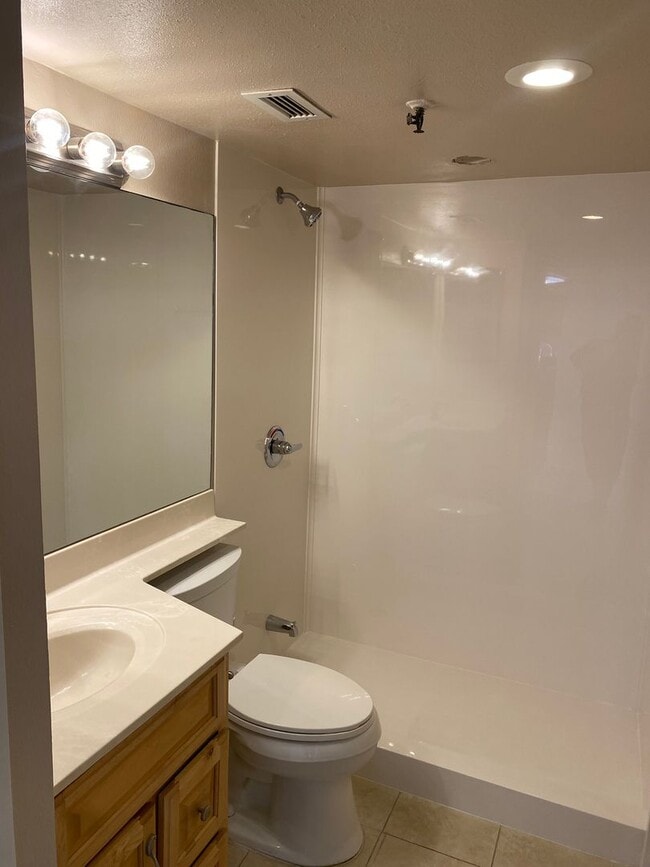 Building Photo - 2499 Kapiolani Blvd