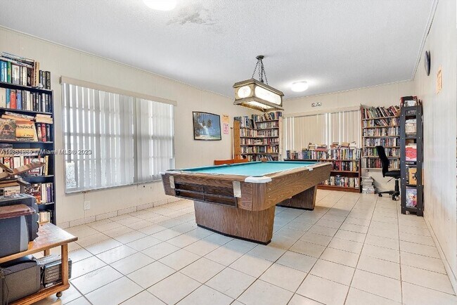 Building Photo - 1707 E Hallandale Beach Blvd