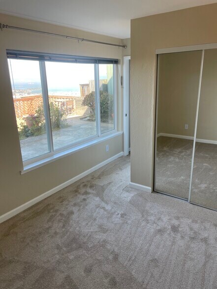 Building Photo - 279 Oakridge Dr
