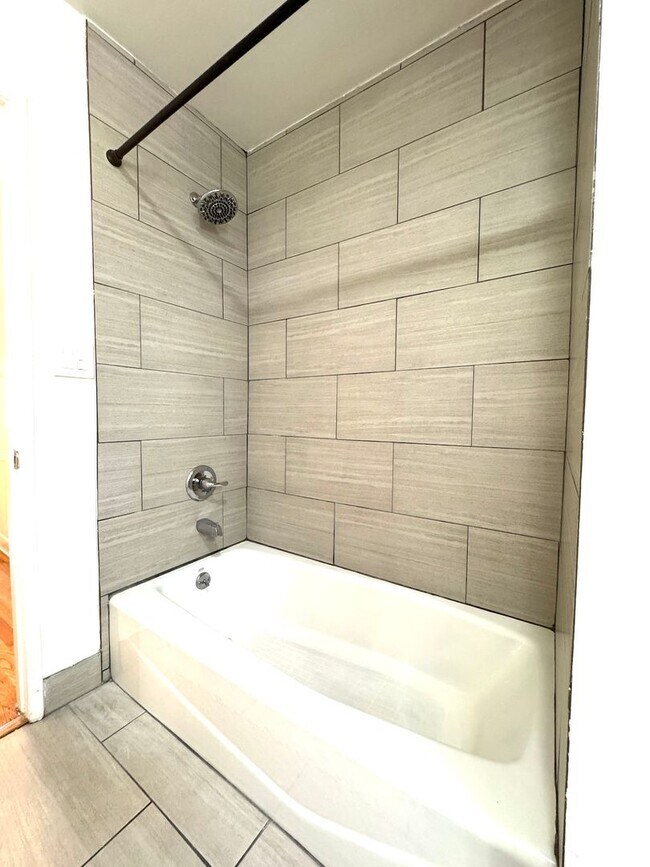 Building Photo - Top Floor Hollywood 1Bed/1Bath with Parkin...