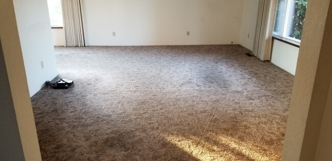 Building Photo - 3 bedroom, 2 bathroom home in well established neighborhood.