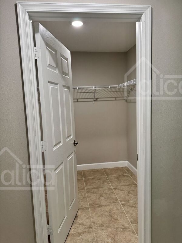 Building Photo - 735 Gelaso St SW