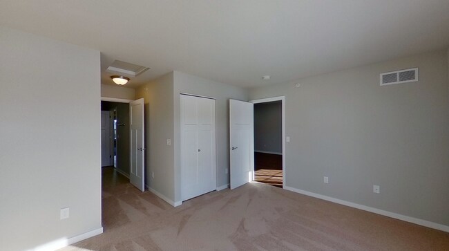 Building Photo - Condo Style Upper 2 Bedroom 1 Bathroom Apartment Available