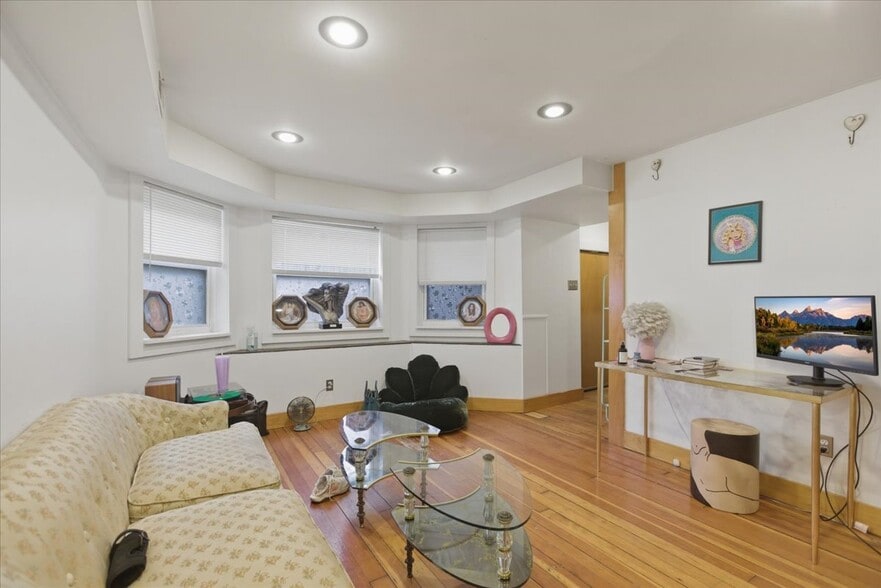 Building Photo - 2711 N Lawndale Ave