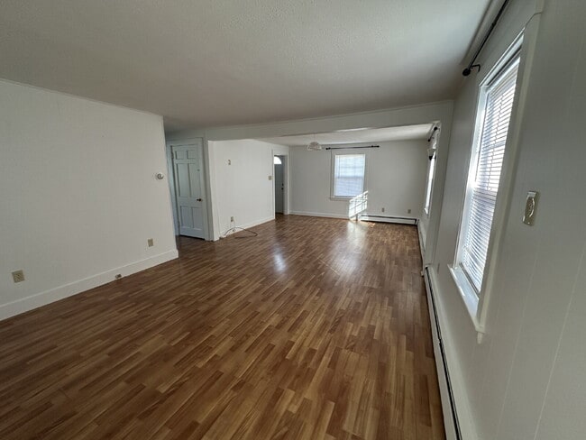 Building Photo - Charming 4-Bed / 1.5-Bath Home in Quiet Springvale Neighborhood