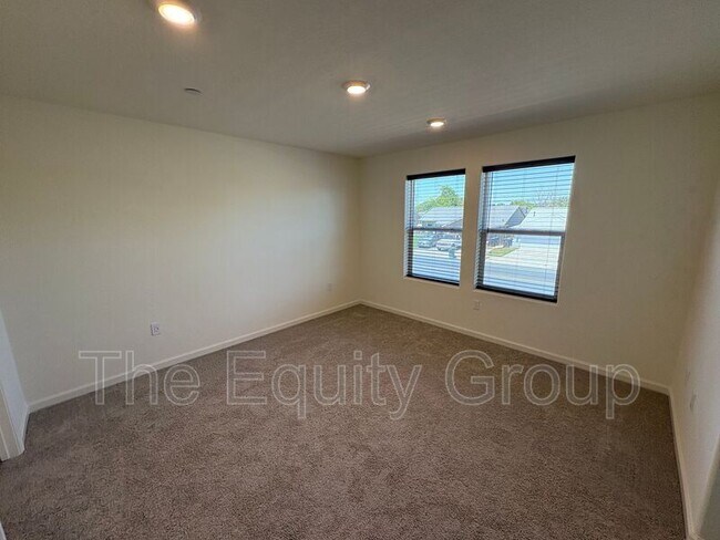 Building Photo - 1900 Oak Falls Ct
