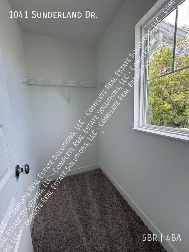 Building Photo - 1041 Sunderland Dr