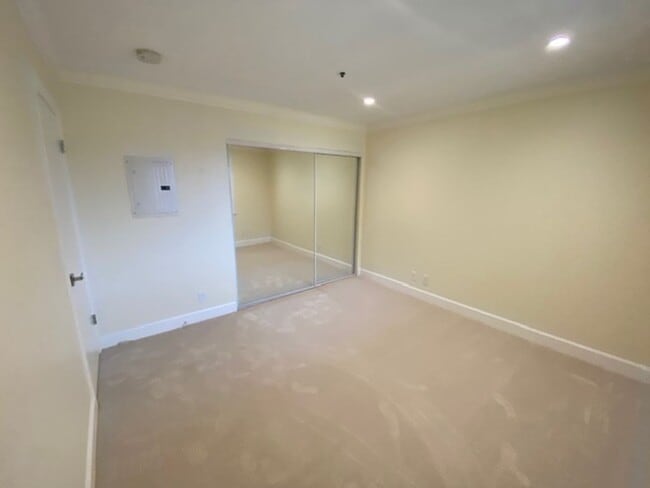 Building Photo - Bright & Stylish Monterey Condo