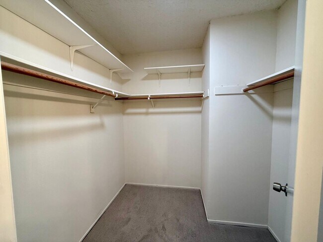 Building Photo - SPACIOUS 3 BED  2.5 BATH END UNIT TOWNHOME IN SAN MARIN VALLEY